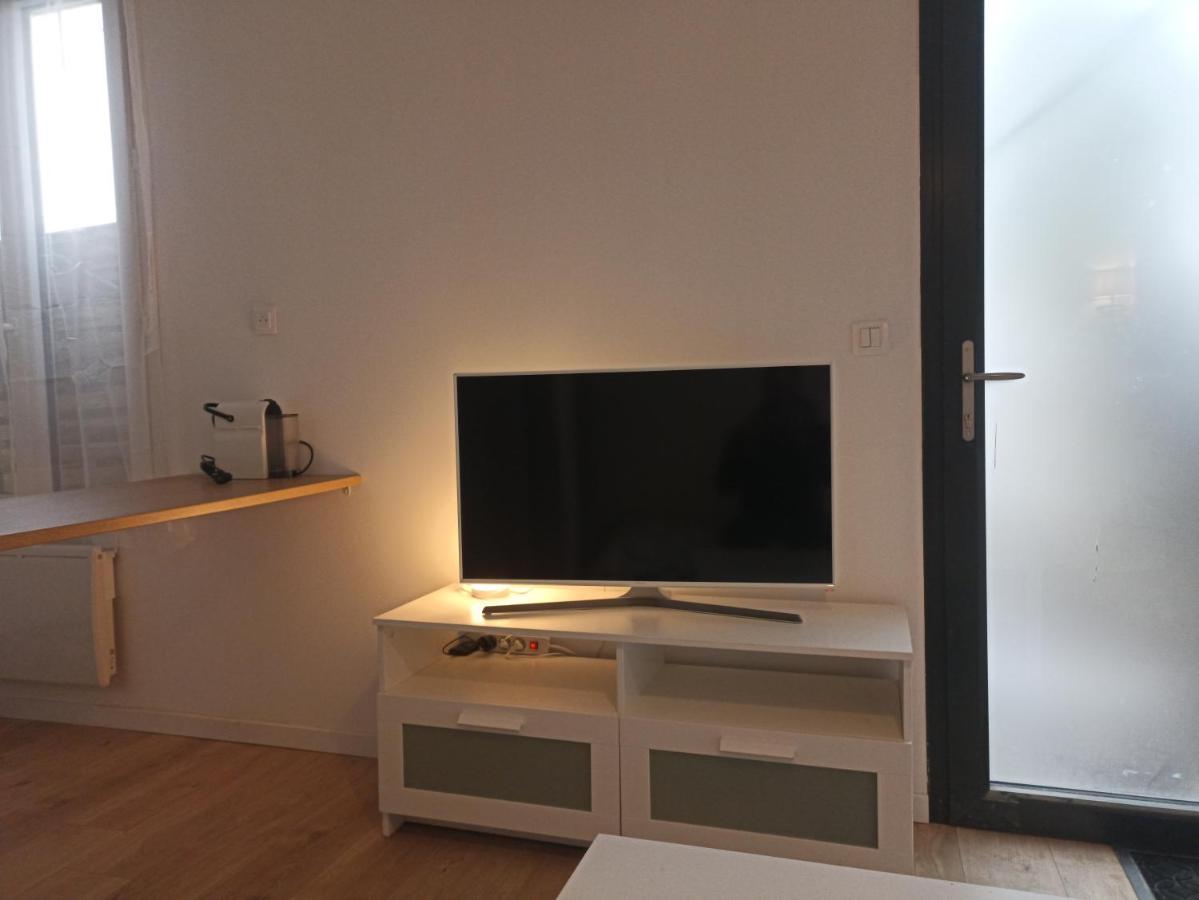 플로이락 Studio Cosy Avec Terrasse Et Jardin 아파트 외부 사진